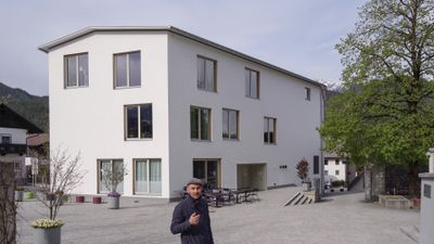 Martin Scharfetter vor dem „Haus für Kinder“ in Inzig, 
das er 2014 gemeinsam mit Rober Rier realisierte