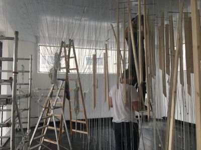 Aufbau der Installation "Viel TamTam um Nichts" im aut