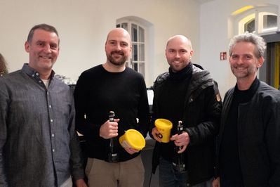 Im Bild vlnr.: Leopold Feurer (Firma sto), Michael Höcketstaller und Hannes Sampl (Architekturbüro dunkelschwarz) mit Christian Struber (Architekt und Vorstandsvorsitzender Initiative Architektur)