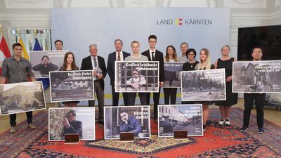 LH Peter Kaiser, Horst Groß (Wissenschaftsverein Ktn.), FH-Prof. Wolfgang Grillitsch, FH-Prof.in Sonja Hohengasser und Raffaela Lackner (GF ArchitekturHaus Ktn.) mit den Studierenden