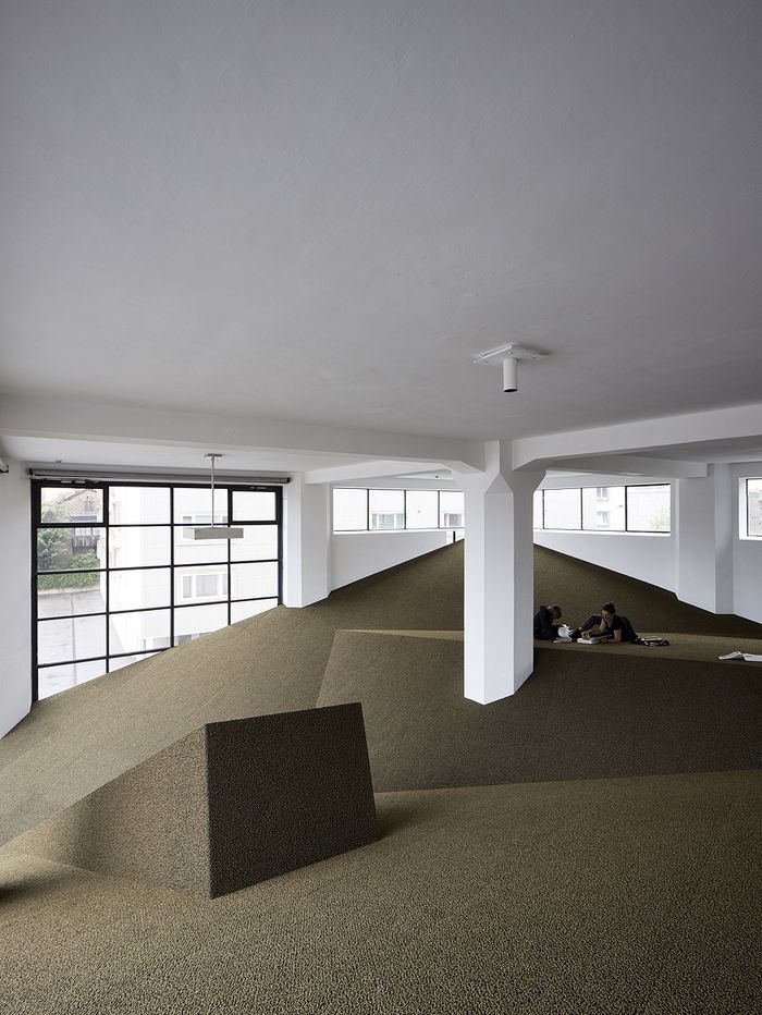 Blick in die Ausstellung „Snøhetta: Relations“ im aut mit der von Snøhetta realisierten ­„Sozialen Landschaft“