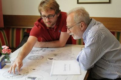 Fluchtraum Österreich – Eröffnung auf den Tischen des Gasthaus Bärenwirt