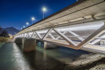 Grenobler Brücke – Straßenbahn-, Rad- und Fußwegbrücke, Innsbruck, 2015 – 2017 (Architektur: Hans Peter Gruber, Tragwerksplanung: Thomas Sigl)