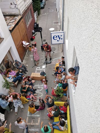 Ried im Innkreis macht zirkuläres Bauen erlebbar. Schüler*innen, Architekt*innen, Künstler*innen, Handwerker*innen und Interessierte bauen gemeinsam mobile Sitz- und Stehmöbel für Rieds Straßenfeste aus recycelten Baustoffen. „Gemeinsam“ ist auch die Antwort auf zukunftsorientiertes Wohnen. Im Stadtentwicklungsforum werden geplante Gemeinschaftswohnprojekte vorgestellt und zwei Filme zum Thema gezeigt.