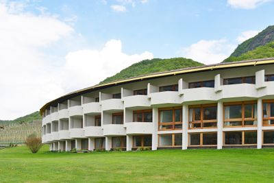 ORTE_Architekturreise_NachbarORTE Suedtirol_ Seehotel Ambach_ Architektur Othmar Barth