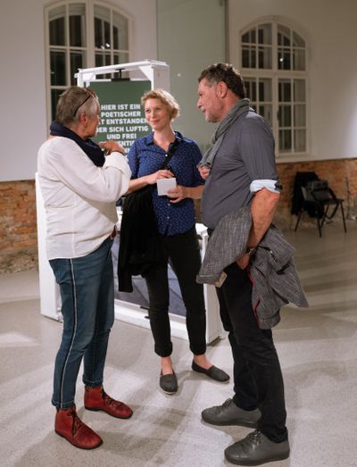 Im Bild: Eva Zangerle (Kuratorin) und Roman Höllbacher (Künstlersicher Leiter Initiative Architektur) im Gespräch