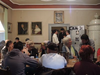 „sinnvoll warten – tua eppas“ im Tonhof – Viel Austausch fand in den altehrwürdigen Räumen des Tonhofs statt.