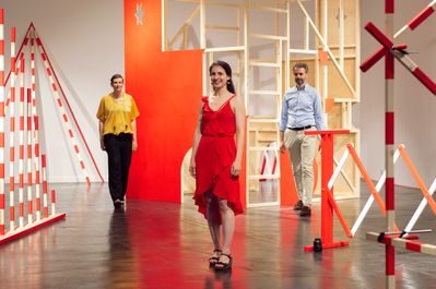 Eröffnung „Under Construction – im Aufbau“ 20.06.2024 
Uschi Reiter (afo), Judit Lilla Molnár (Künstlerin), Markus Reindl (Linz Kultur)