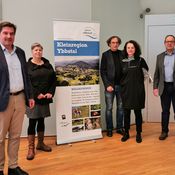 (v.l.n.r.) Bgm. Mag. Werner Krammer (Waidhofen an der Ybbs, Kleinregionssprecher), Franziska Leeb (ORTE Architekturnetzwerk NÖ), Architekt DI Ernst Beneder, Mag. Heidrun Schlögl (ORTE Architekturnetzwerk NÖ), Bgm. Dr. Benedikt Erhard (Lans, Tirol)