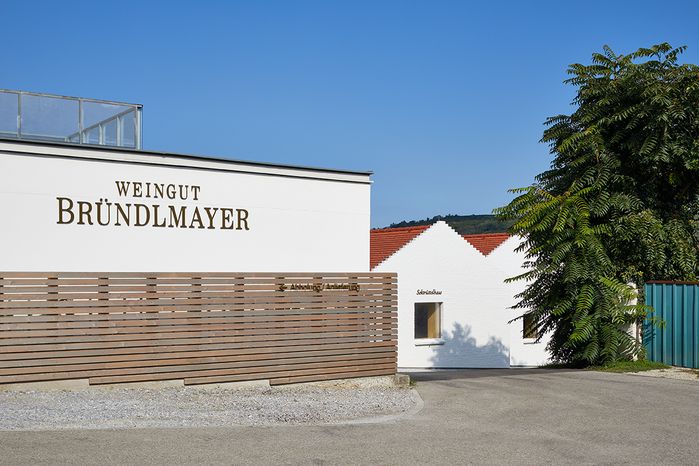 Keller  Bründlmayer (im Vordergrund das Presshaus von Helmut Hempel, dahinter das neue Sektrüttelhaus von Christian Prasser