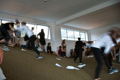 Theaterperformance "Fatzer ± Hyperion" in der "sozialen Landschaft" von Snøhetta