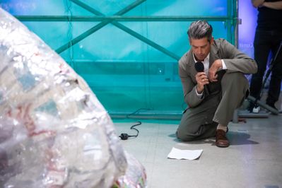 Ausstellung "Verhüllung und Verheißung" im HDA, Eröffnung mit einer Performance des Künstlers Sven Borger