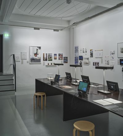 Blick in die Ausstellung "Die Körper und der Raum. 114 Beiträge zu einer sinnlichen Erkenntnis" im aut – © Günter Richard Wett
