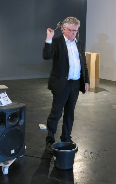 Eröffnungsperformance BAUhahaHAUS 
Julius Deutschbauer