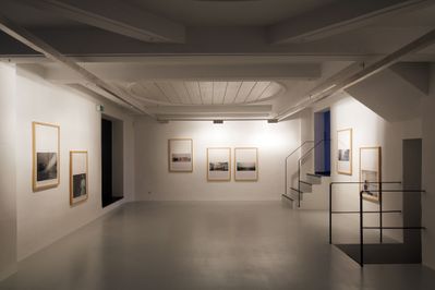 Blick in die Ausstellung im aut: Fotografische Intervention von Armin Linke