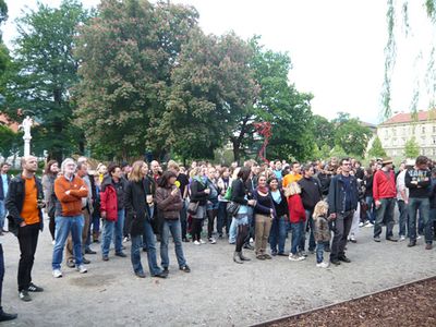 Preisverleihung und Abschlussfest – Zahlreiche BesucherInnen sind in den Waltherpark gekommen.