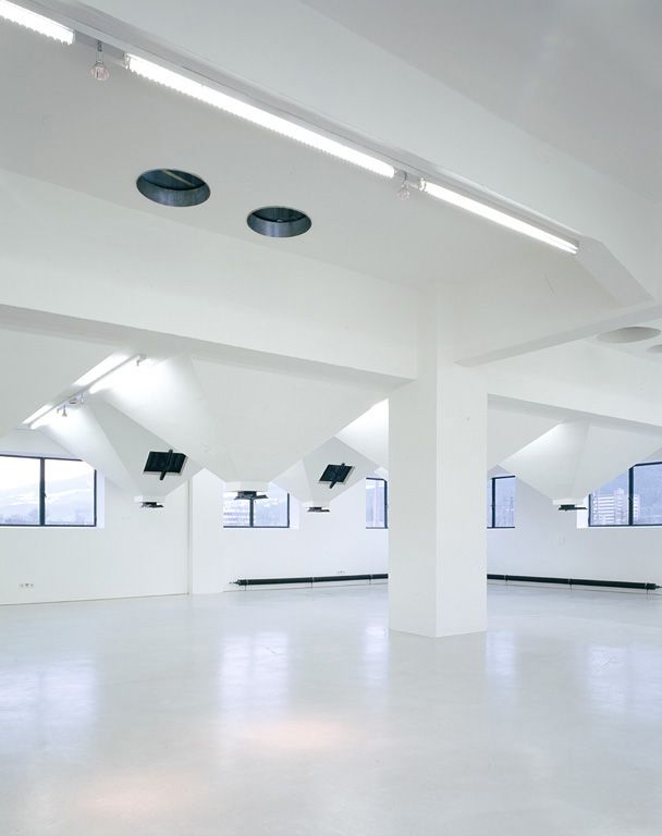 Seminarraum des Archiv für Baukunst mit den ehemaligen Malzsilo-Ausläufen; Foto: Lukas Schaller