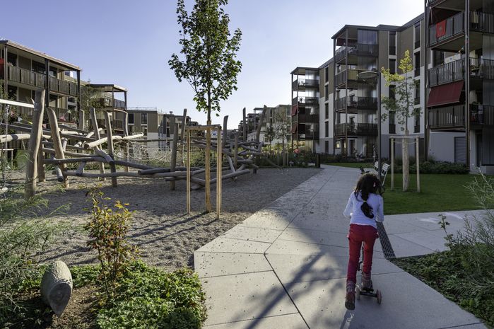 Bauträger: Genossenschaft ABZ, Zürich, Liegenschaft: Entlisberg 2, Innenhofgestaltung für unterschiedlichste Nutzungsansprüche, z.T. naturnah bepflanzt mit wissenschaftlicher Begleitung durch eine Hochschule